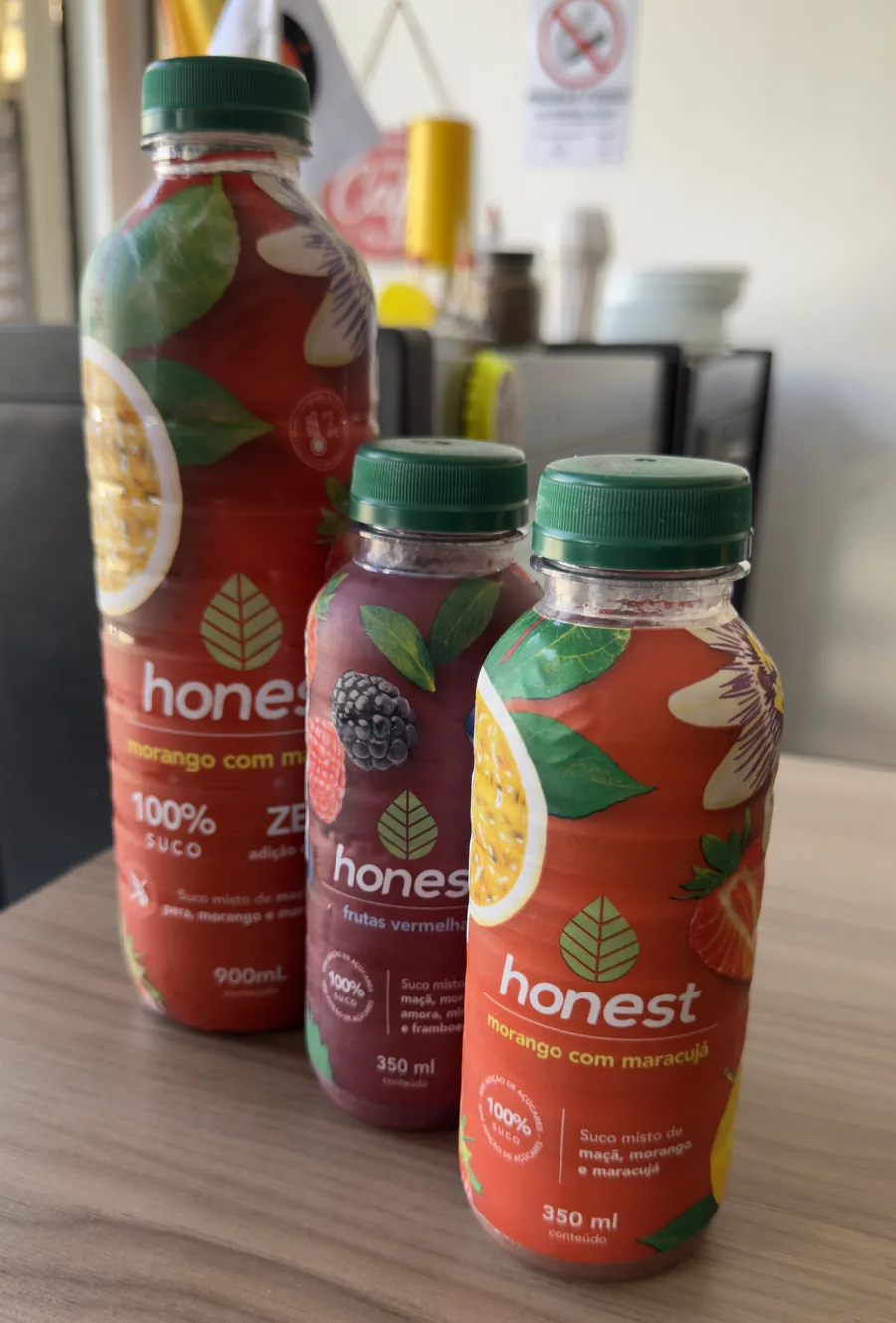 Garrafas de suco Honest de morango com maracujá e frutas vermelhas